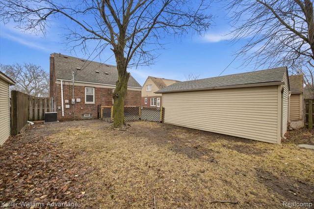 2145 Vernier Road, Grosse Pointe Woods, MI 48236