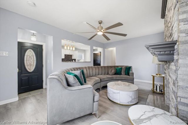 2145 Vernier Road, Grosse Pointe Woods, MI 48236