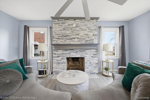 2145 Vernier Road, Grosse Pointe Woods, MI 48236