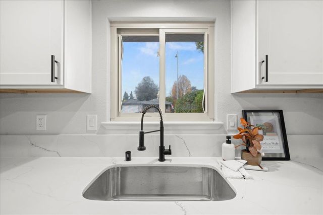 400 Tioga Dr, Lodi, CA 95242