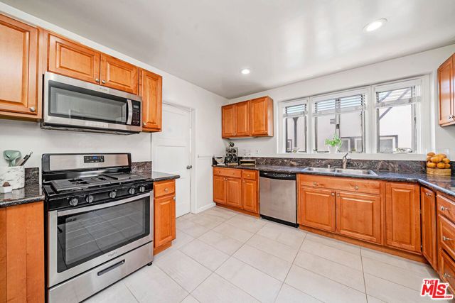 820 Alandele Avenue, Los Angeles, CA 90036