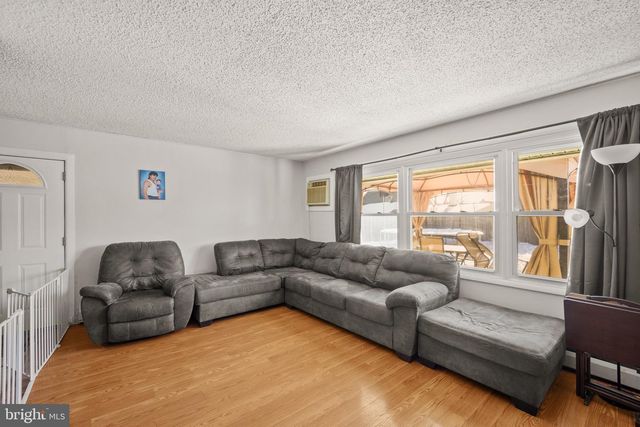 5 NICKELHILL LN, Levittown, PA 19054