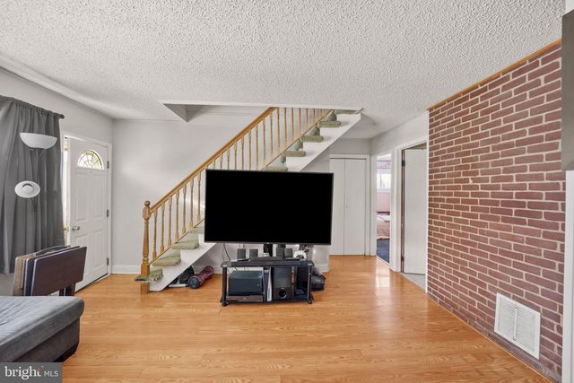 5 NICKELHILL LN, Levittown, PA 19054