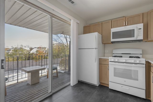 86 Gant Circle F, Streamwood, IL 60107