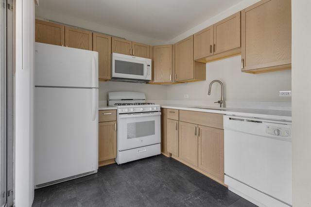 86 Gant Circle F, Streamwood, IL 60107