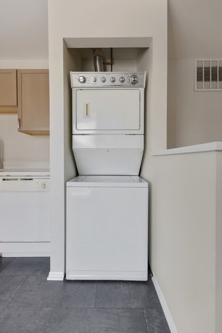 86 Gant Circle F, Streamwood, IL 60107