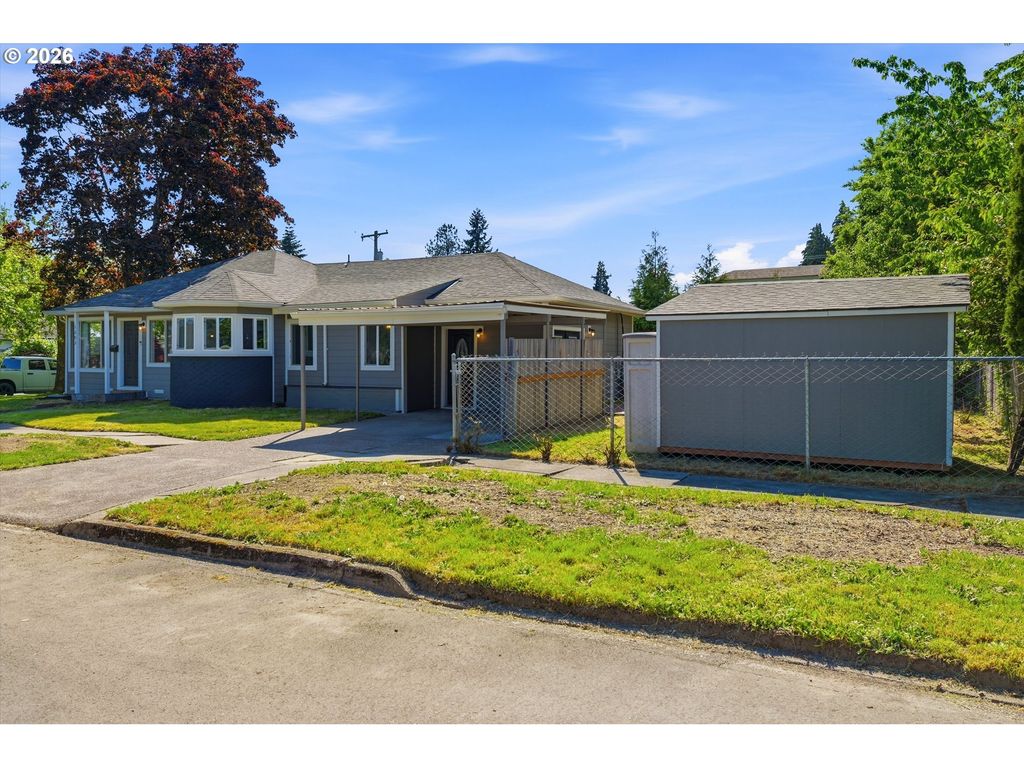 Image 2 of property listing at 1303 Ne LOGAN St, Mc Minnville, OR 97128