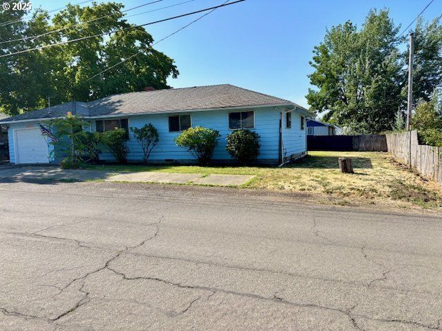 449 Ne STERLING Dr, Roseburg, OR 97470