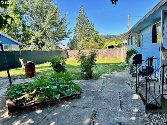 449 Ne STERLING Dr, Roseburg, OR 97470