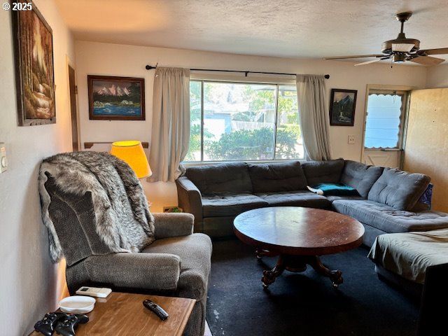 449 Ne STERLING Dr, Roseburg, OR 97470