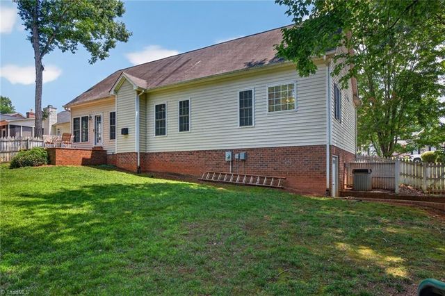 208 Cotswold Lane, King, NC 27021