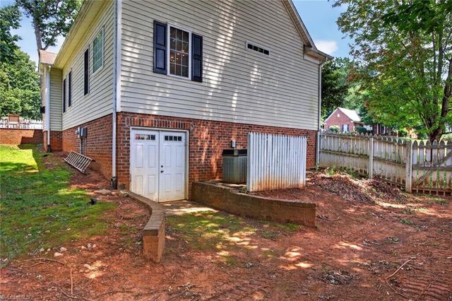 208 Cotswold Lane, King, NC 27021
