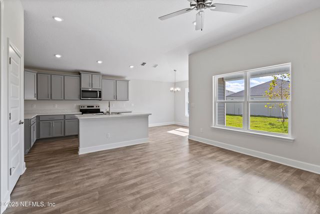 8357 HELMSLEY Boulevard, Jacksonville, FL 32219