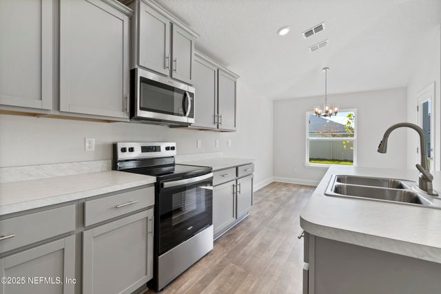 8357 HELMSLEY Boulevard, Jacksonville, FL 32219