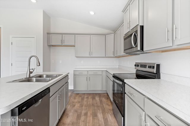 8357 HELMSLEY Boulevard, Jacksonville, FL 32219