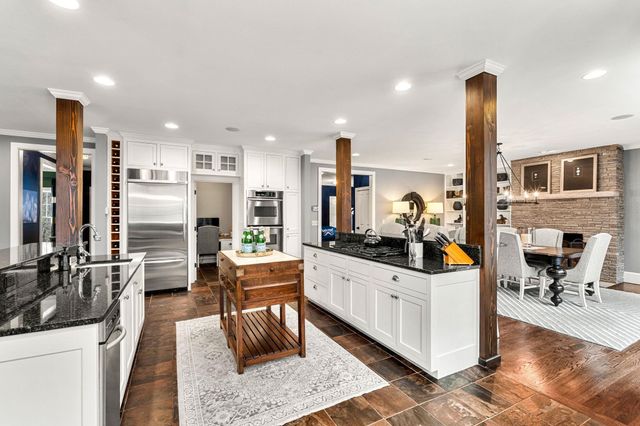 17 Canterbury Lane, Bedford, NH 03110