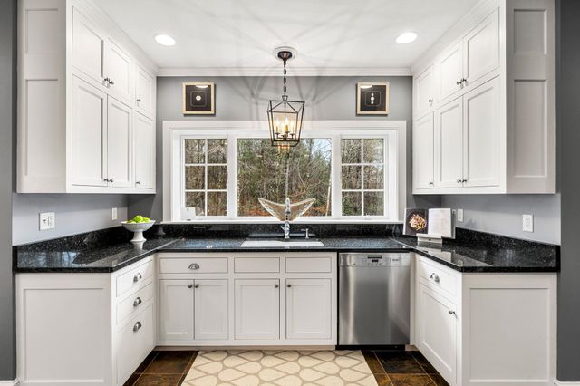 17 Canterbury Lane, Bedford, NH 03110