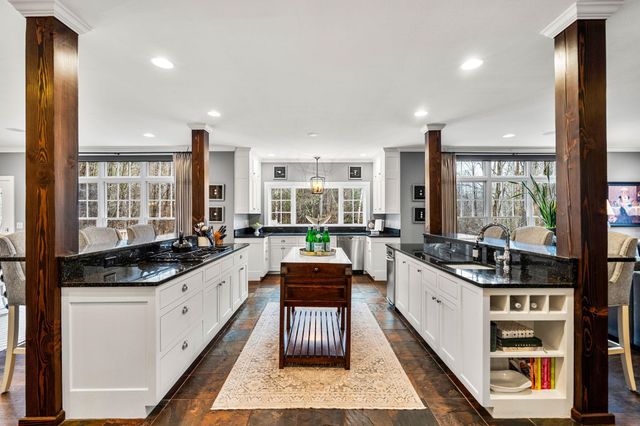 17 Canterbury Lane, Bedford, NH 03110