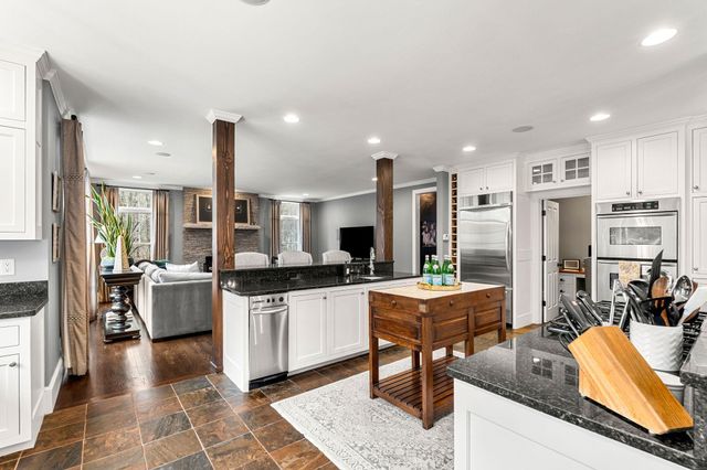 17 Canterbury Lane, Bedford, NH 03110