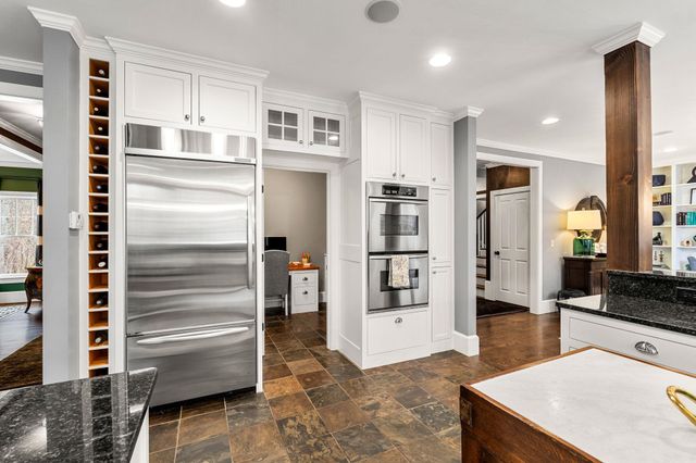 17 Canterbury Lane, Bedford, NH 03110