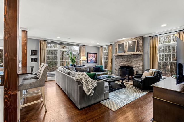 17 Canterbury Lane, Bedford, NH 03110