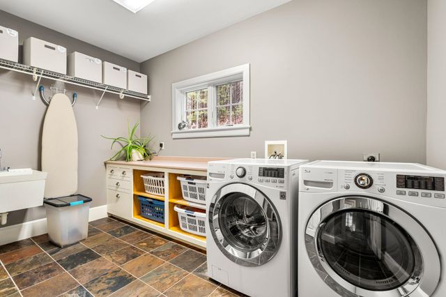 17 Canterbury Lane, Bedford, NH 03110