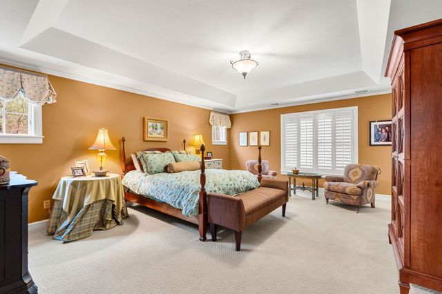 17 Canterbury Lane, Bedford, NH 03110