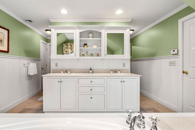 17 Canterbury Lane, Bedford, NH 03110