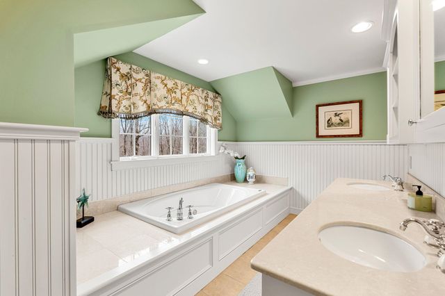 17 Canterbury Lane, Bedford, NH 03110