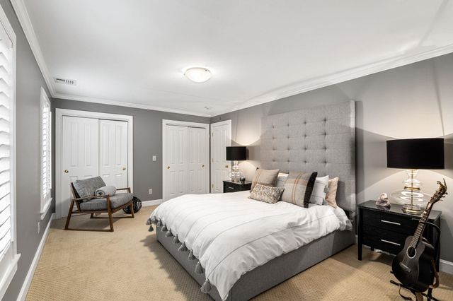 17 Canterbury Lane, Bedford, NH 03110