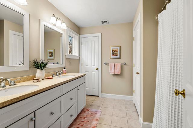 17 Canterbury Lane, Bedford, NH 03110