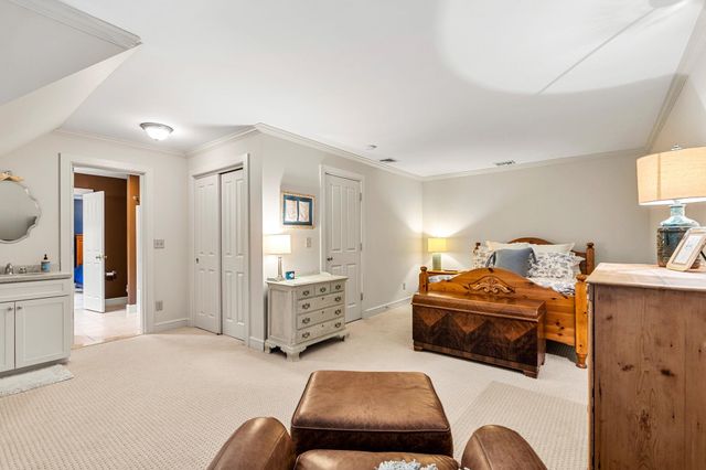 17 Canterbury Lane, Bedford, NH 03110