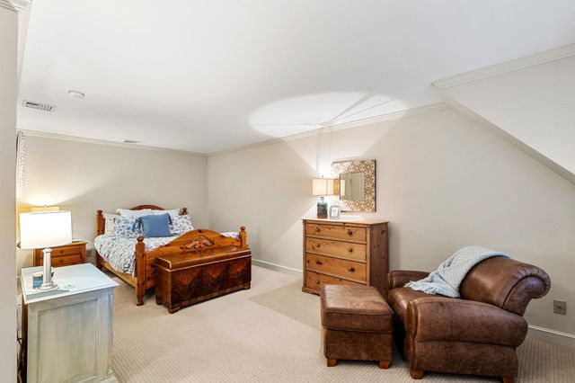 17 Canterbury Lane, Bedford, NH 03110