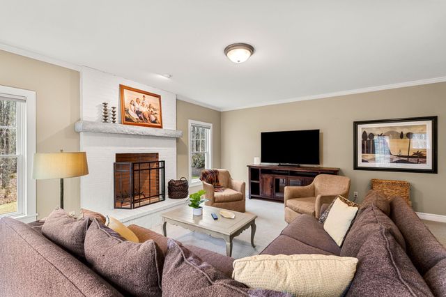 17 Canterbury Lane, Bedford, NH 03110