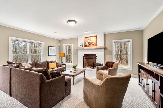 17 Canterbury Lane, Bedford, NH 03110