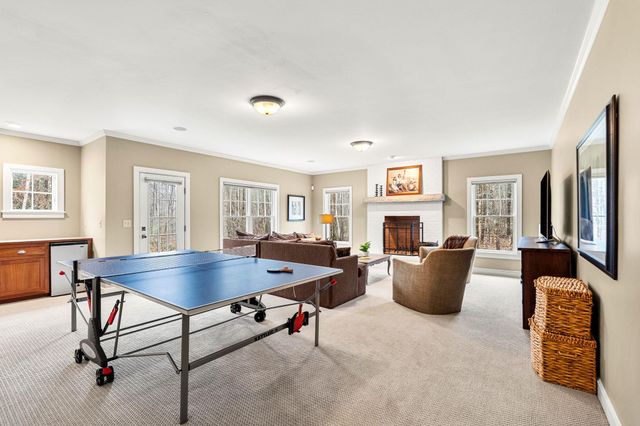 17 Canterbury Lane, Bedford, NH 03110