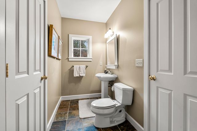 17 Canterbury Lane, Bedford, NH 03110