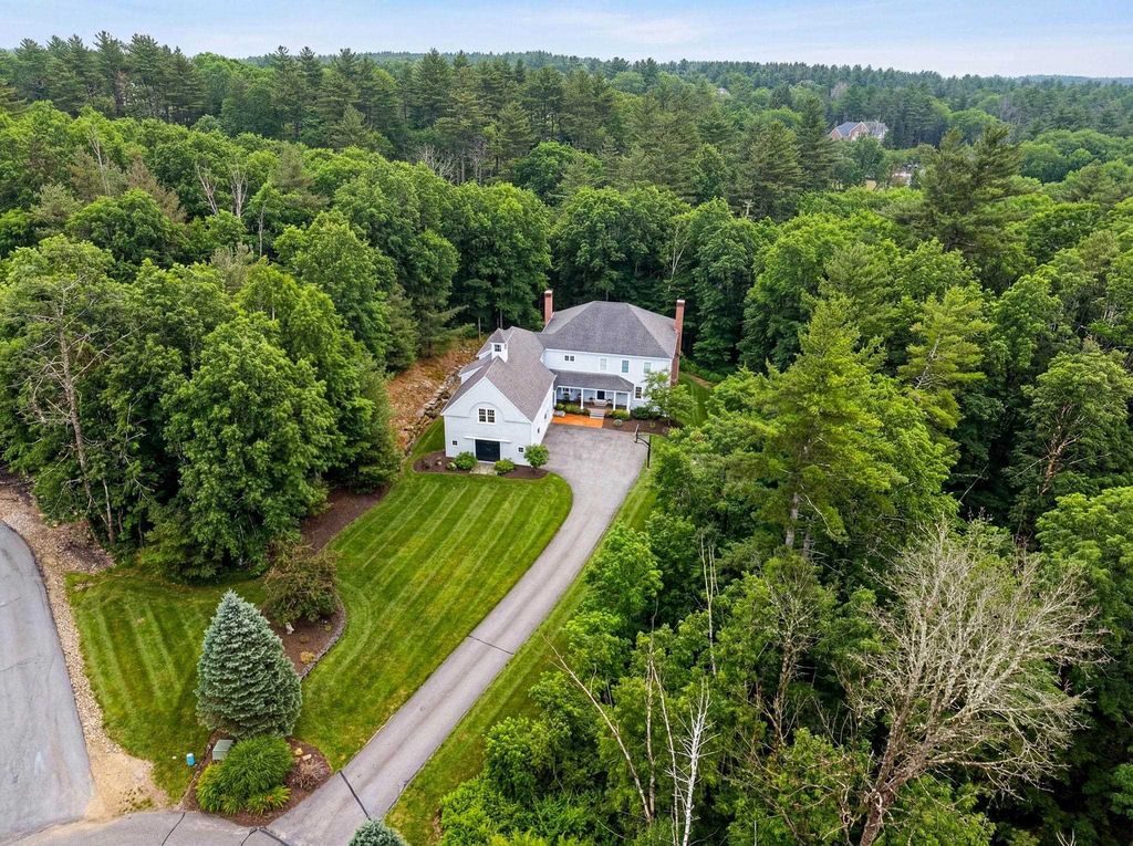 17 Canterbury Lane, Bedford, NH 03110