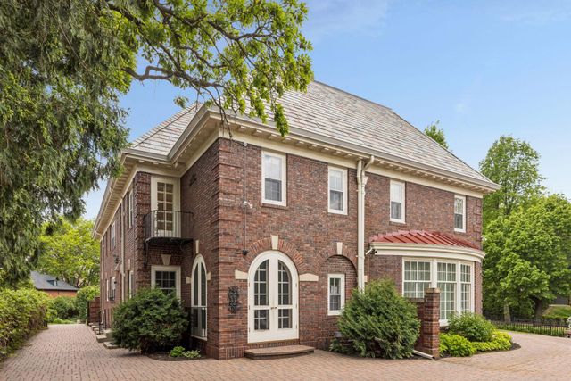 1122 Mount Curve Avenue, Minneapolis, MN 55403