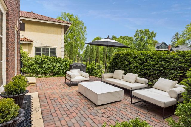 1122 Mount Curve Avenue, Minneapolis, MN 55403