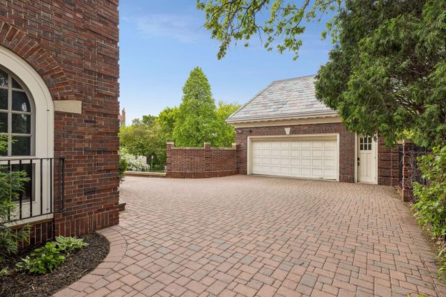 1122 Mount Curve Avenue, Minneapolis, MN 55403