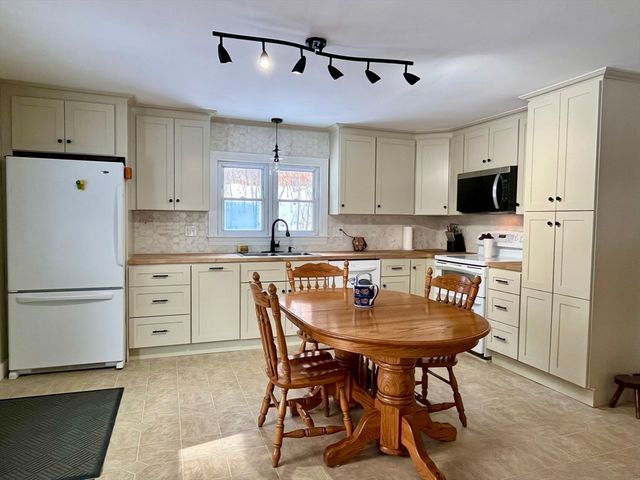 19 Arnold Rd, Sturbridge, MA 01518