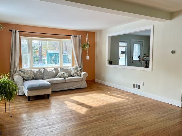 19 Arnold Rd, Sturbridge, MA 01518