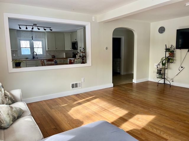 19 Arnold Rd, Sturbridge, MA 01518