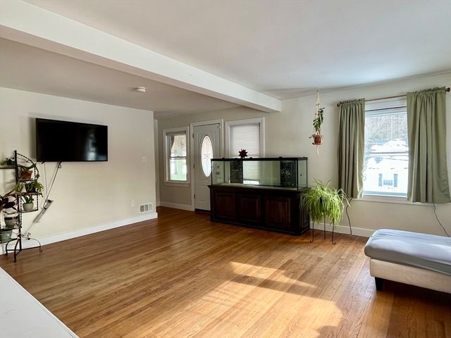 19 Arnold Rd, Sturbridge, MA 01518