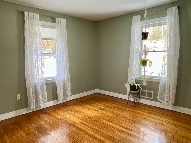 19 Arnold Rd, Sturbridge, MA 01518