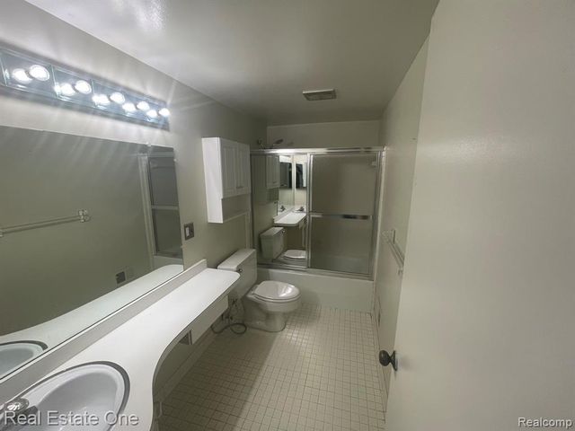 30975 Pointe Of Woods Drive 4, Farmington Hills, MI 48334