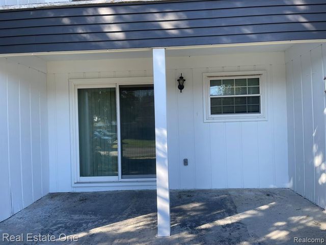 30975 Pointe Of Woods Drive 4, Farmington Hills, MI 48334