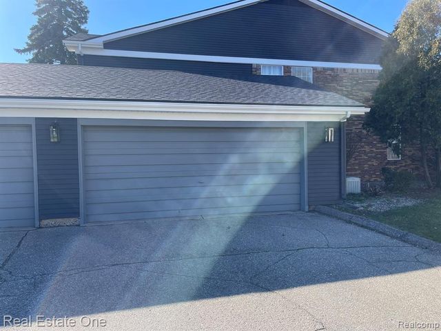 30975 Pointe Of Woods Drive 4, Farmington Hills, MI 48334