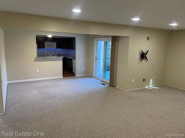 30975 Pointe Of Woods Drive 4, Farmington Hills, MI 48334